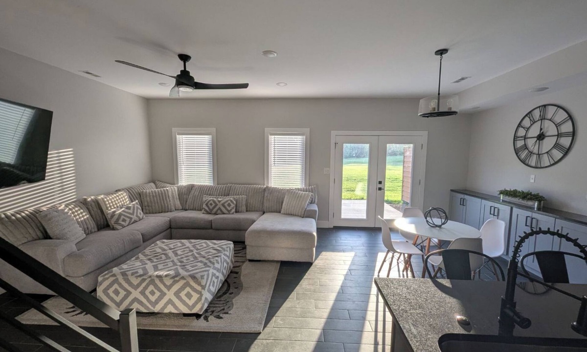 London House | London townhome in The Oaks of London. Enjoy a round of golf and the patio.