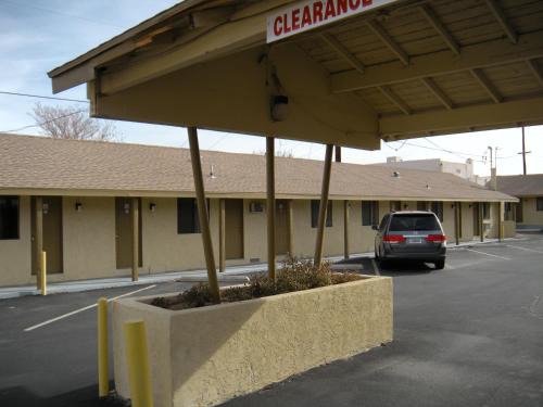Lone Pine Hotel | Lone Pine Budget Inn