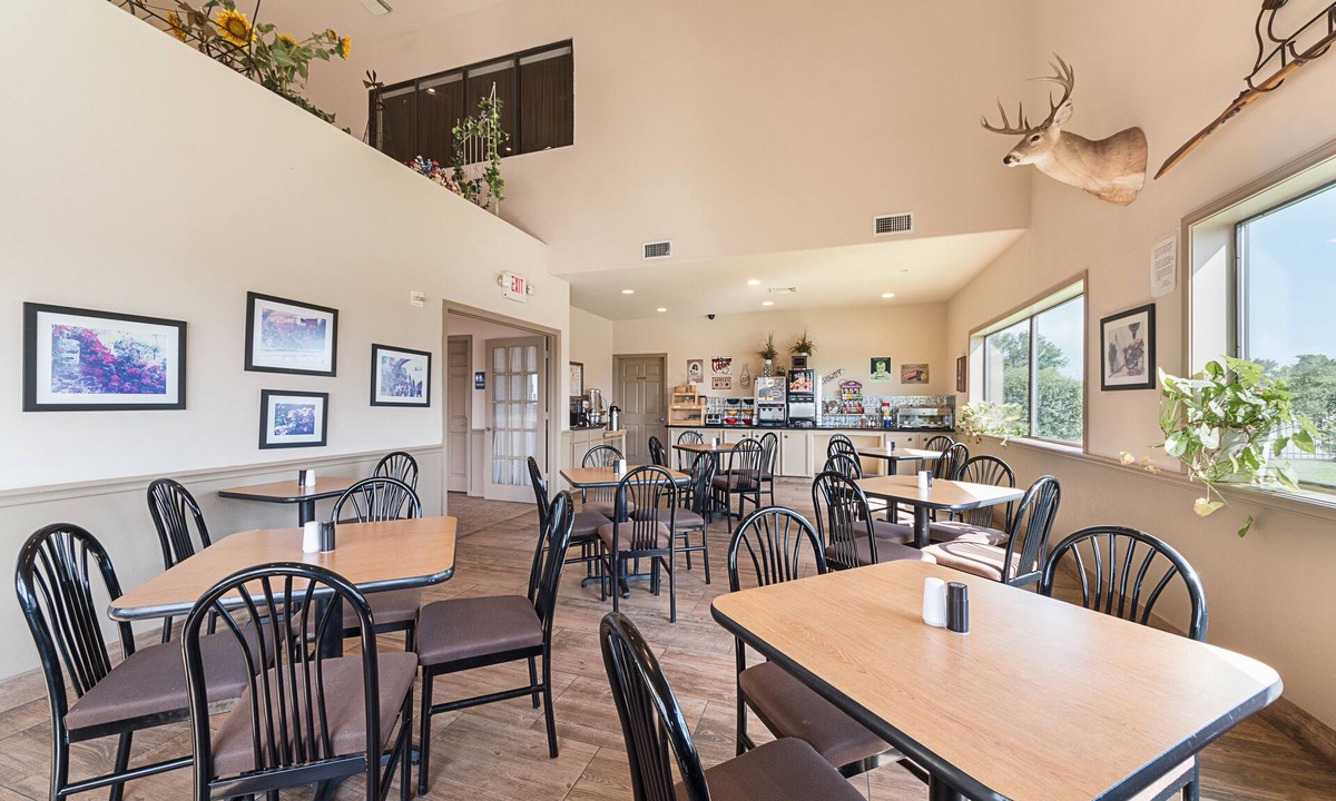 Victoria Hotel | Lone Star Inn & Suites