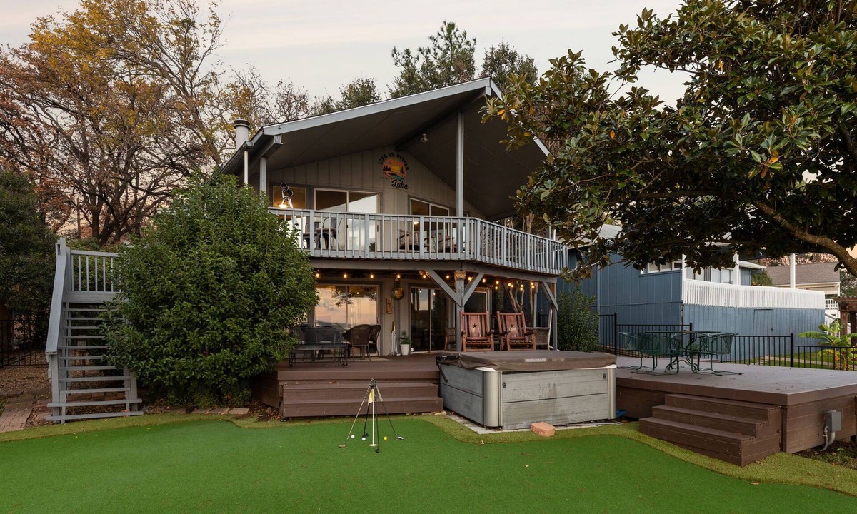 Gun Barrel City House | Lone Star Lake Cottage, SUNSET VIEWS, NEW deck/boat dock/putting green