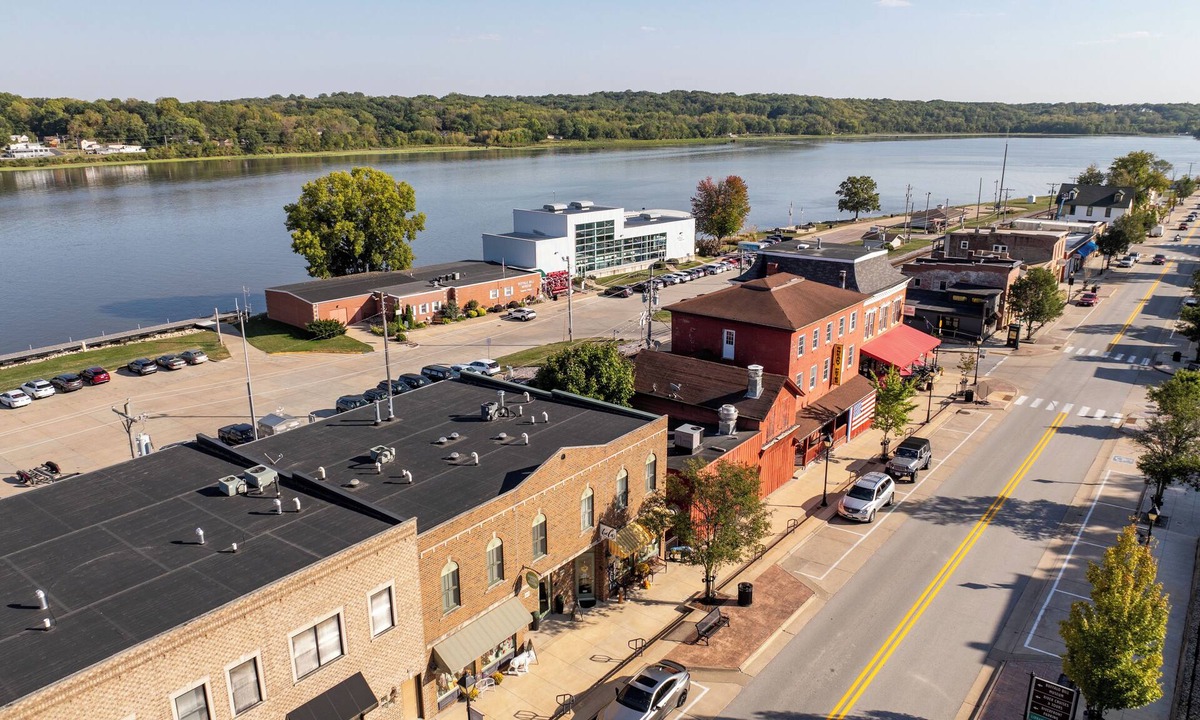 Le Claire Condo | Lone Star Loft on the Mississippi River!