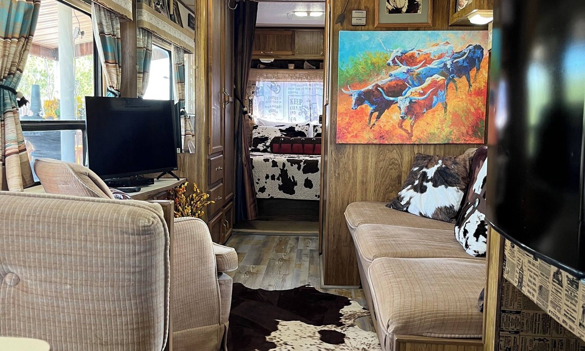 Sweetwater House | Lonesome Dove a Vintage 1-bedroom camper with large covered deck pet friendly
