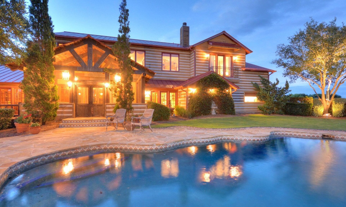 Sutherland Springs House | Lonesome Wind Ranch: A Luxurious South Texas Ranch Estate