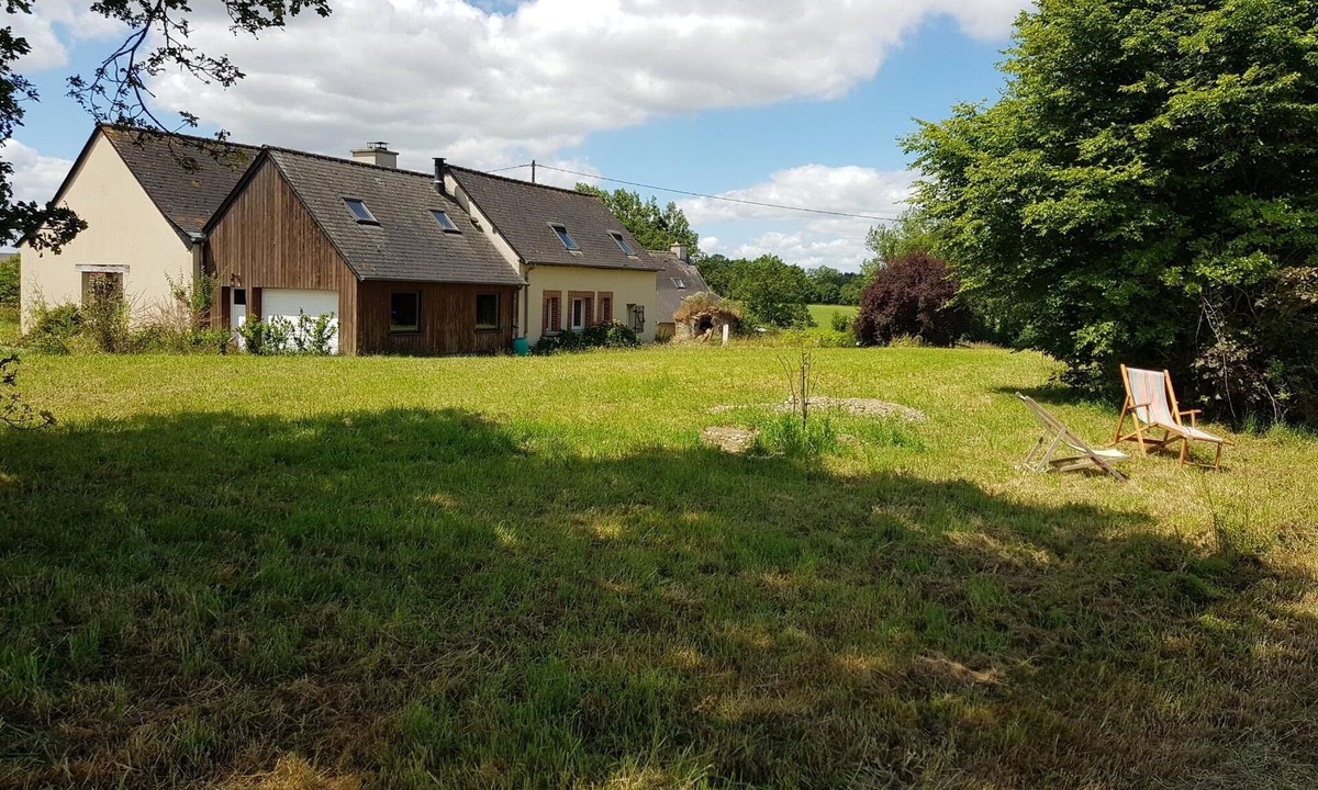 Chateaubourg Bed & Breakfast | Longère (130m²) in quiet countryside: 5 bedrooms, large kitchen, garden.
