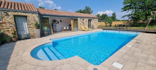 Coueron House | Longère avec piscine