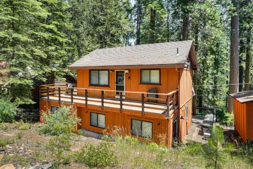 Long Barn House | Long Barn Cabin with 2 Decks Near Skiing!