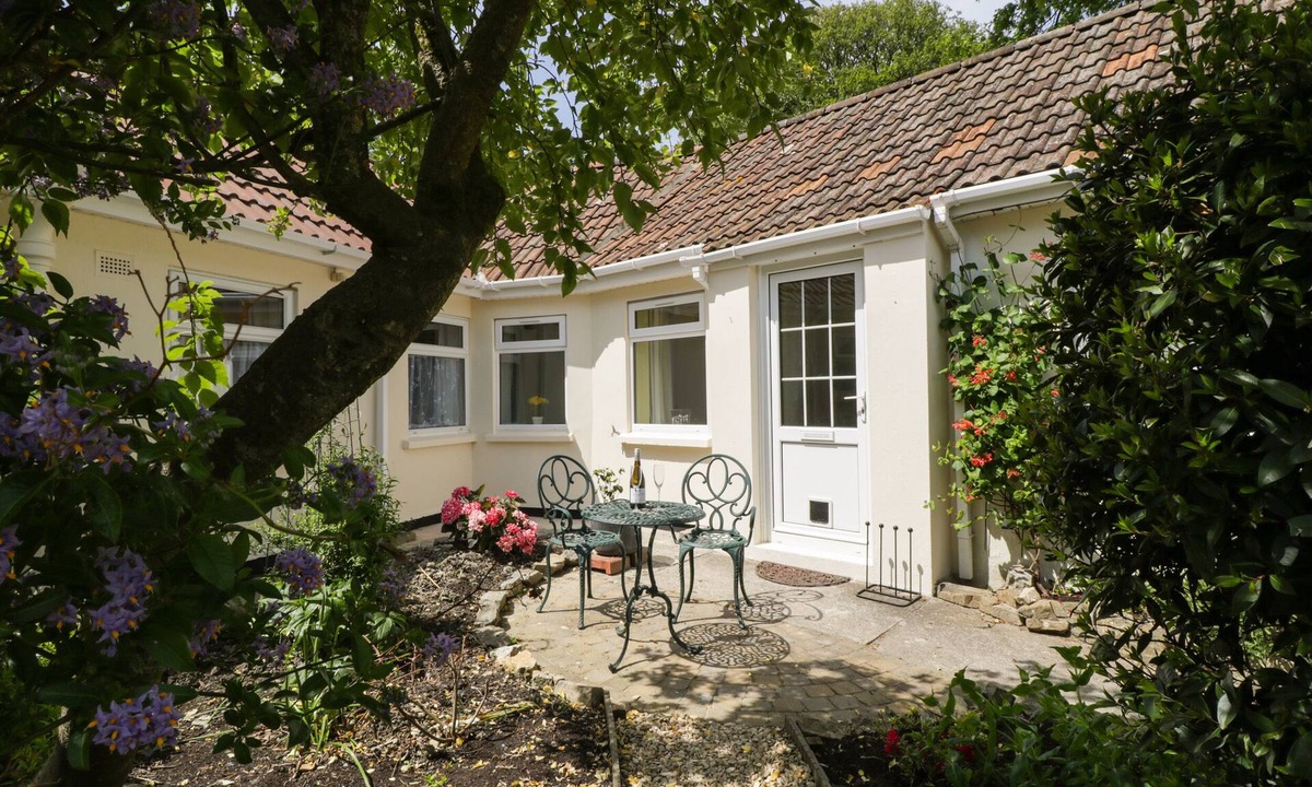 Ditcheat Cottage | LONG BATCH COTTAGE, romantic, character holiday cottage in Ditcheat