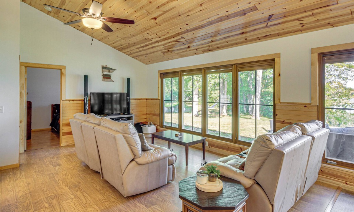 Parkers Prairie Cottage | Long Lake Cabin w/Fire Pit & More! Pet-friendly