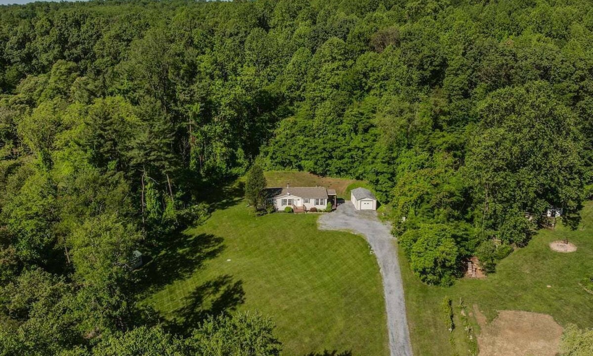 Womelsdorf House | Long lane hideaway* 3 bedrooms*