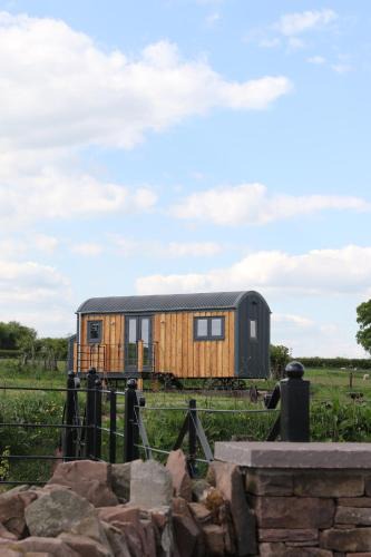 Llanfihangel Tal-y-llyn House | Long Meadow Shepherd Hut - Brecon Beacons, LD3 7TD