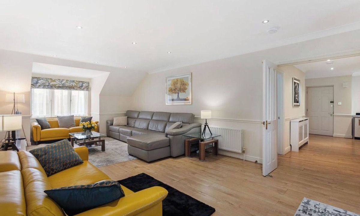 Oakleigh Apartment | Long-Term Equestrian Penthouse