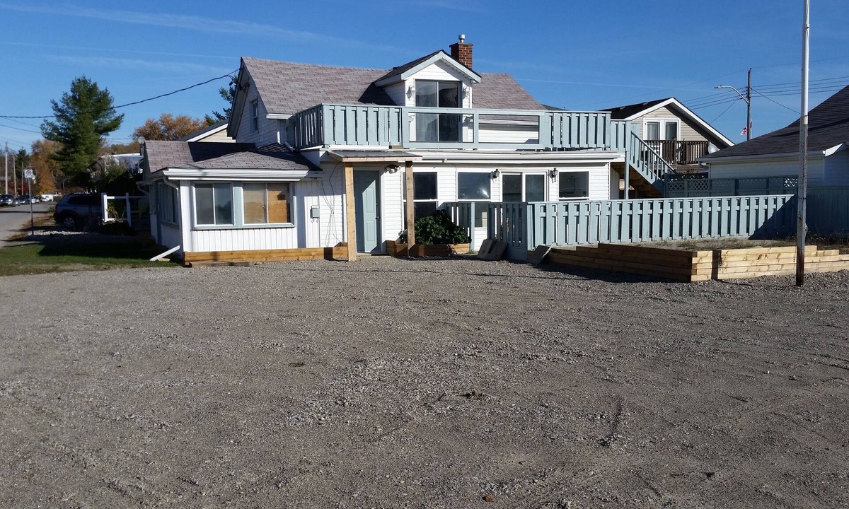 Port Stanley Cottage | Long term only - 2BDR Beachfront Cottage - with Hot Tub, Free WiFi, and Parking