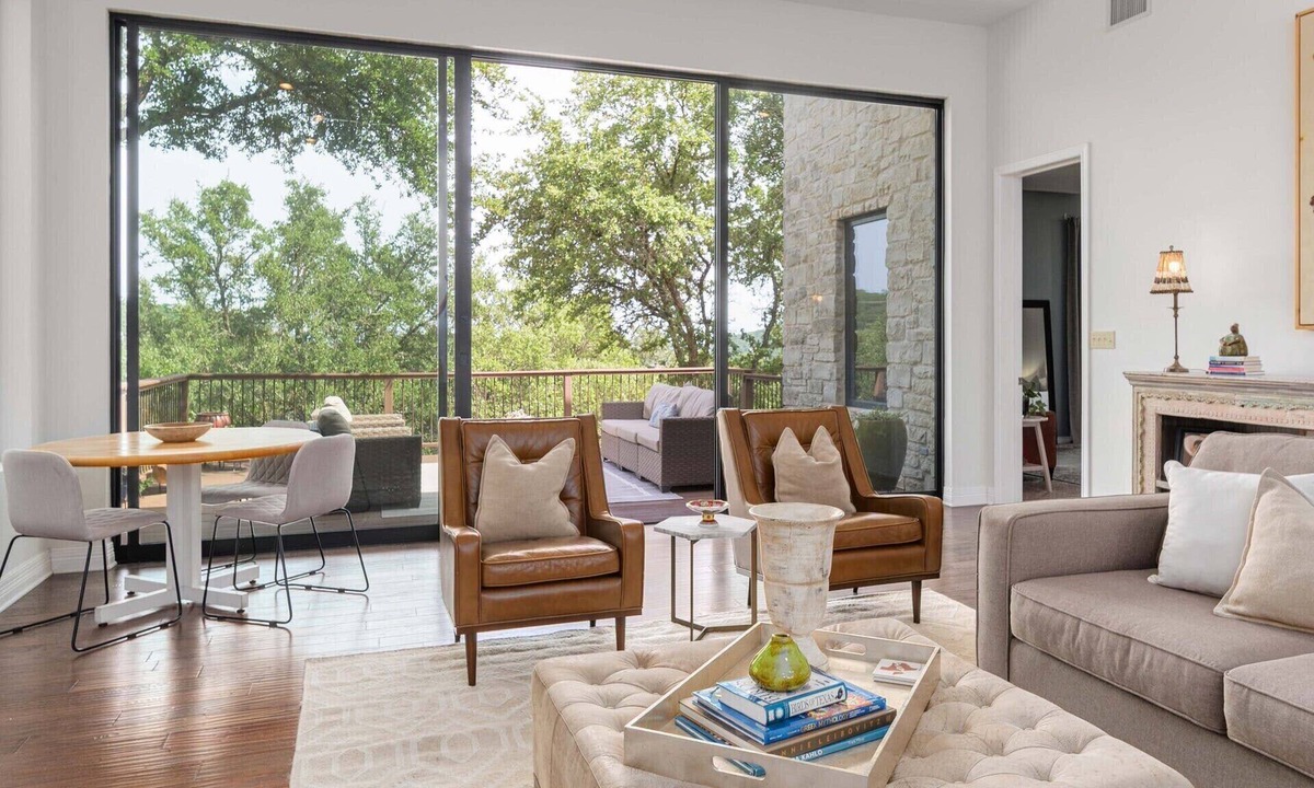 High Oaks House | Long-term Stays Close to Downtown in Acclaimed Eanes School District