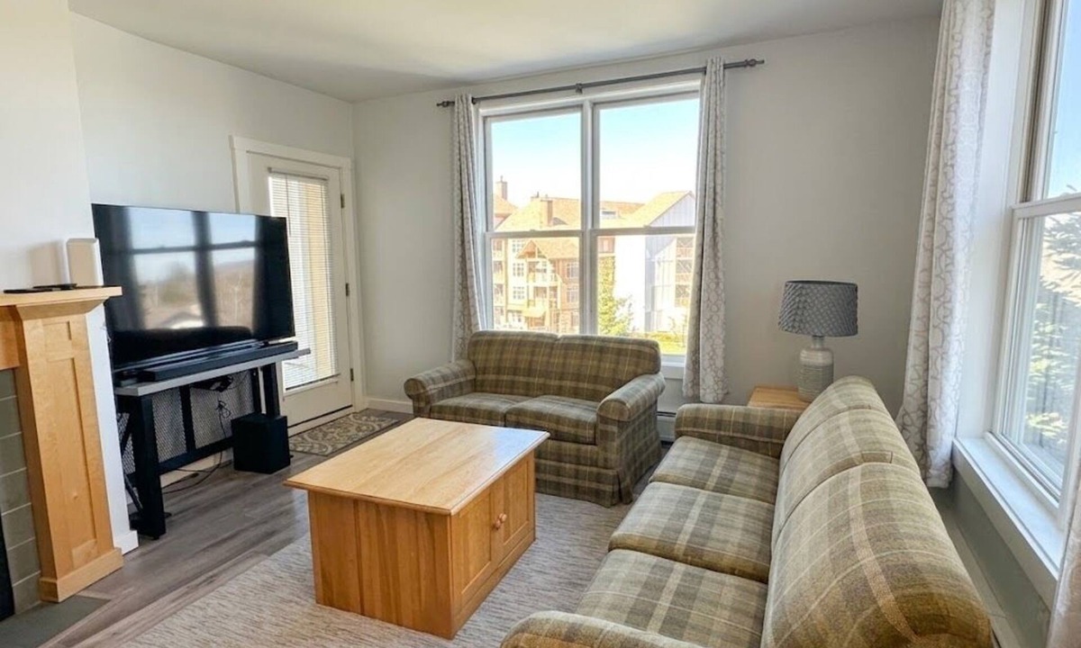 Stratton Mountain Hotel | Long Trail House South Wing 2B2B Condo