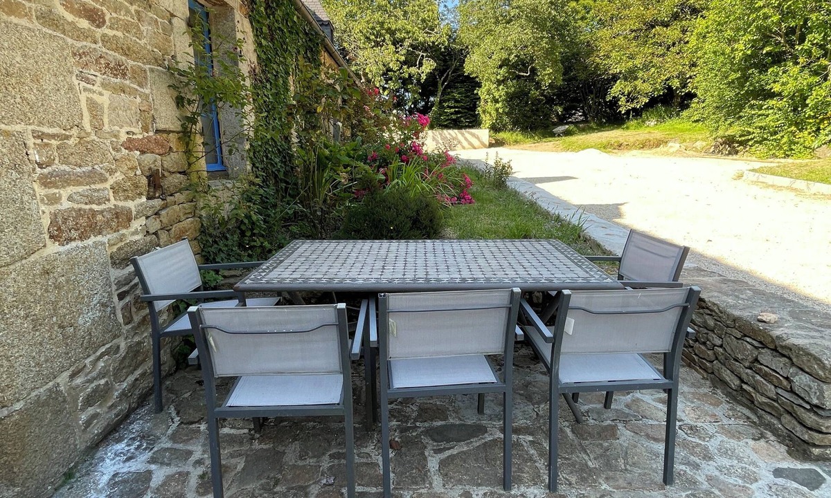 Ploumilliau House | Longere bretonne, quiet countryside 3 km from St Michel en Greve beach.