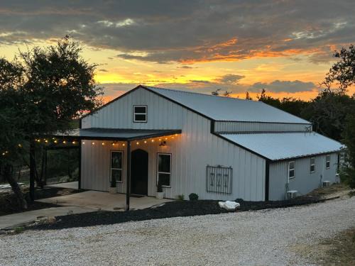 Dripping Springs Bed & Breakfast | Longhorn Hall at Triple H Ranch