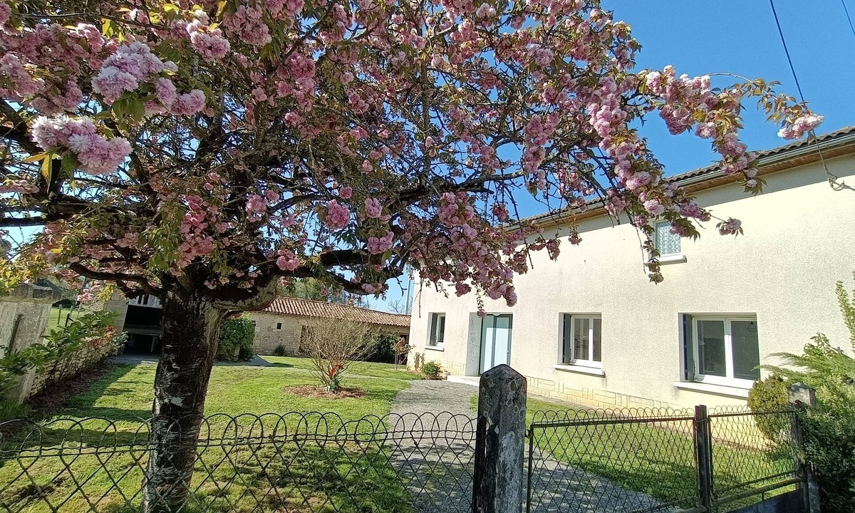 Brux House | Longhouse rental