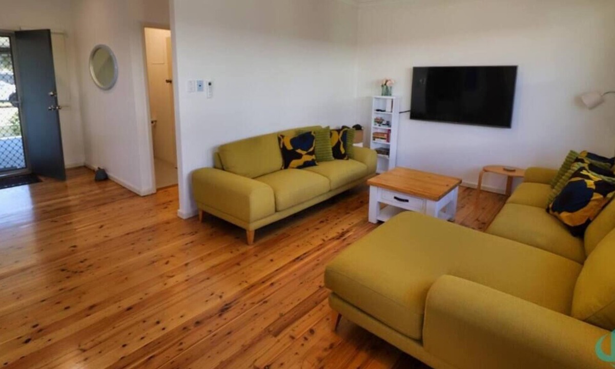 Blacksmiths House | Longshore Drift - metres to Blacksmiths Beach