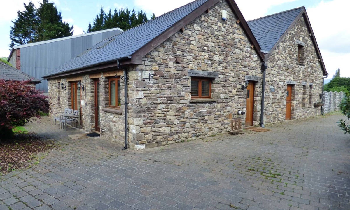 Gilwern Cottage | LONGSIDE, with a garden in Gilwern