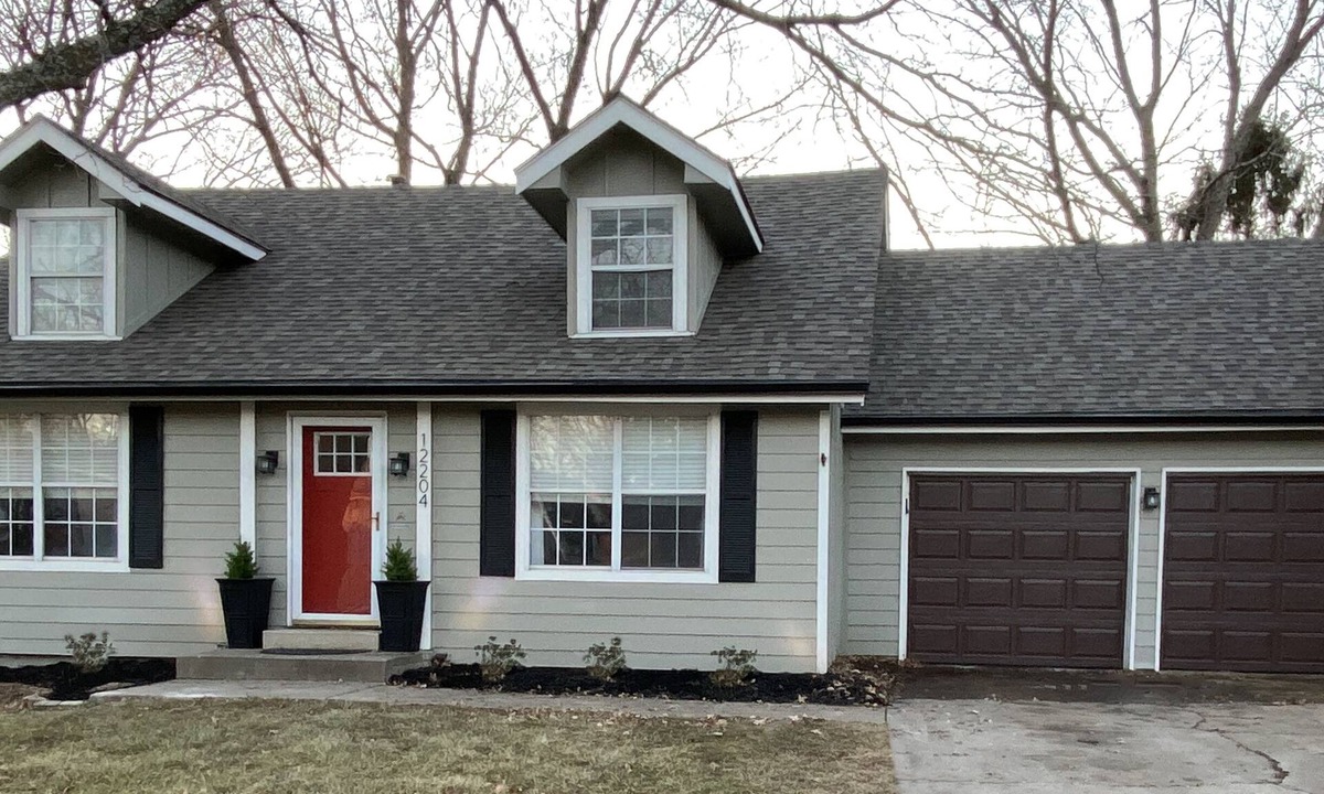 Olathe House | Look No Further! Cool Cape Cod-3 BR-2.5 Bath