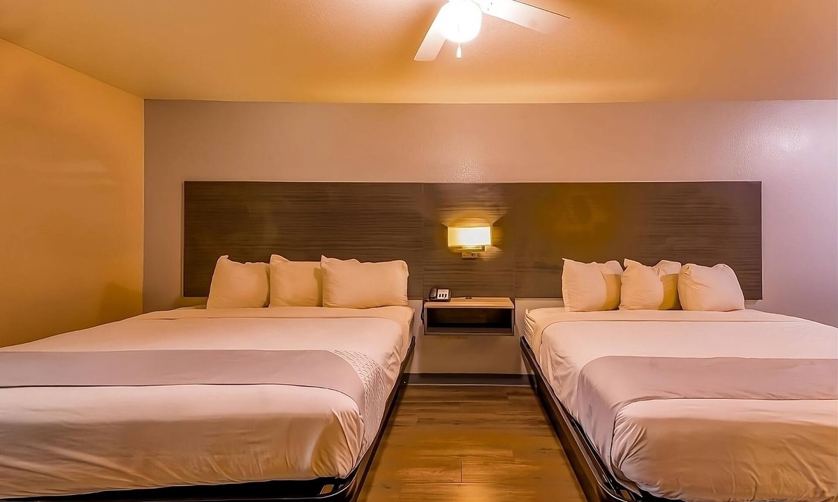 Sweet Home Hotel | Look No Further! Outdoor Pool, Free Parking, Close to Yoakum Bulldog Stadium!