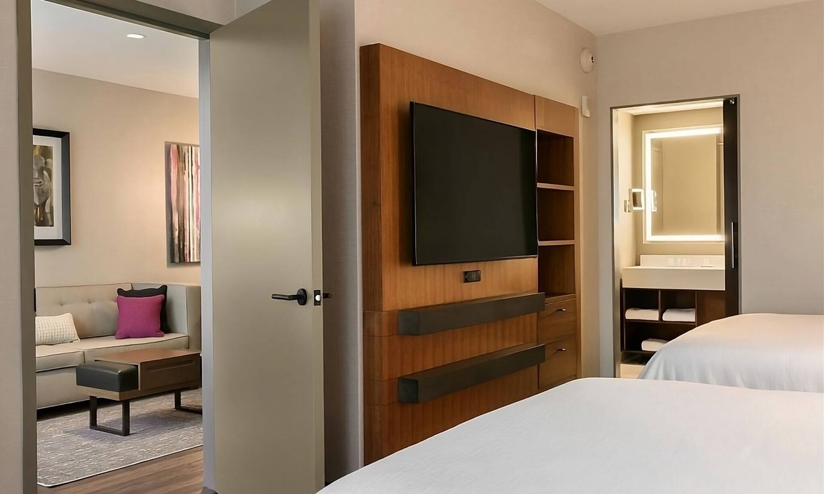 Berkeley Heights Hotel | Look No More! 2 Comfortable Units, Indoor Pool, Free Breakfast, Parking!