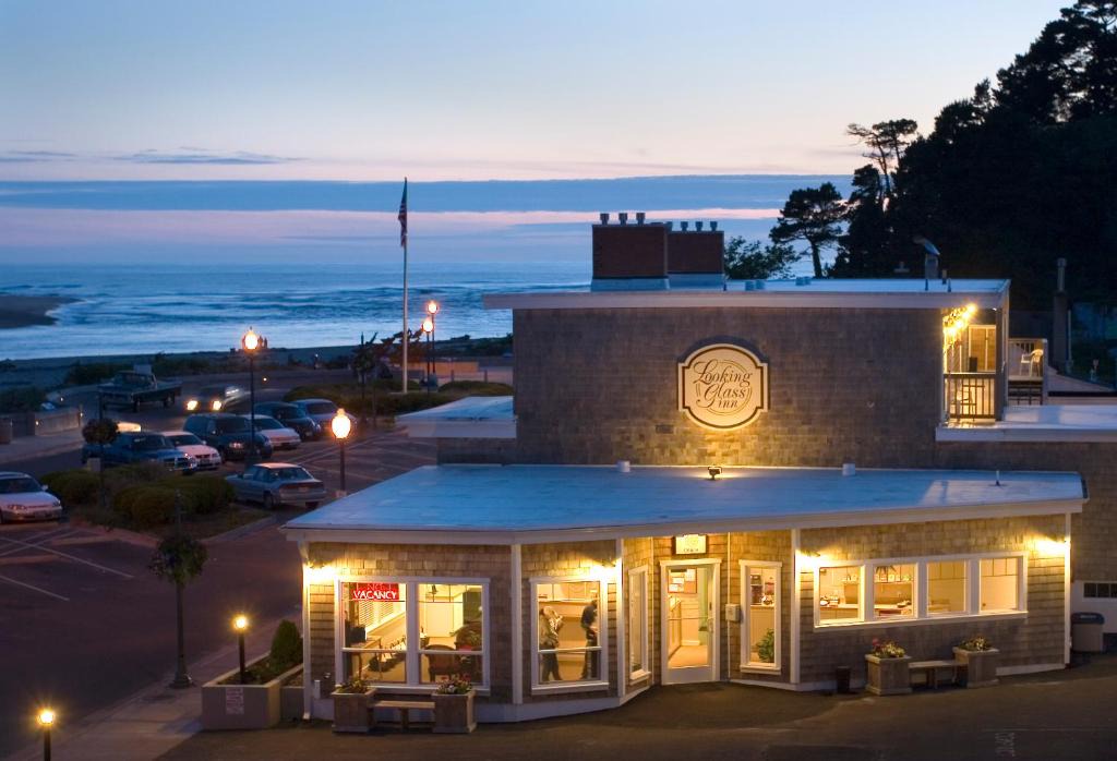 Lincoln City Hotel | Looking Glass Inn