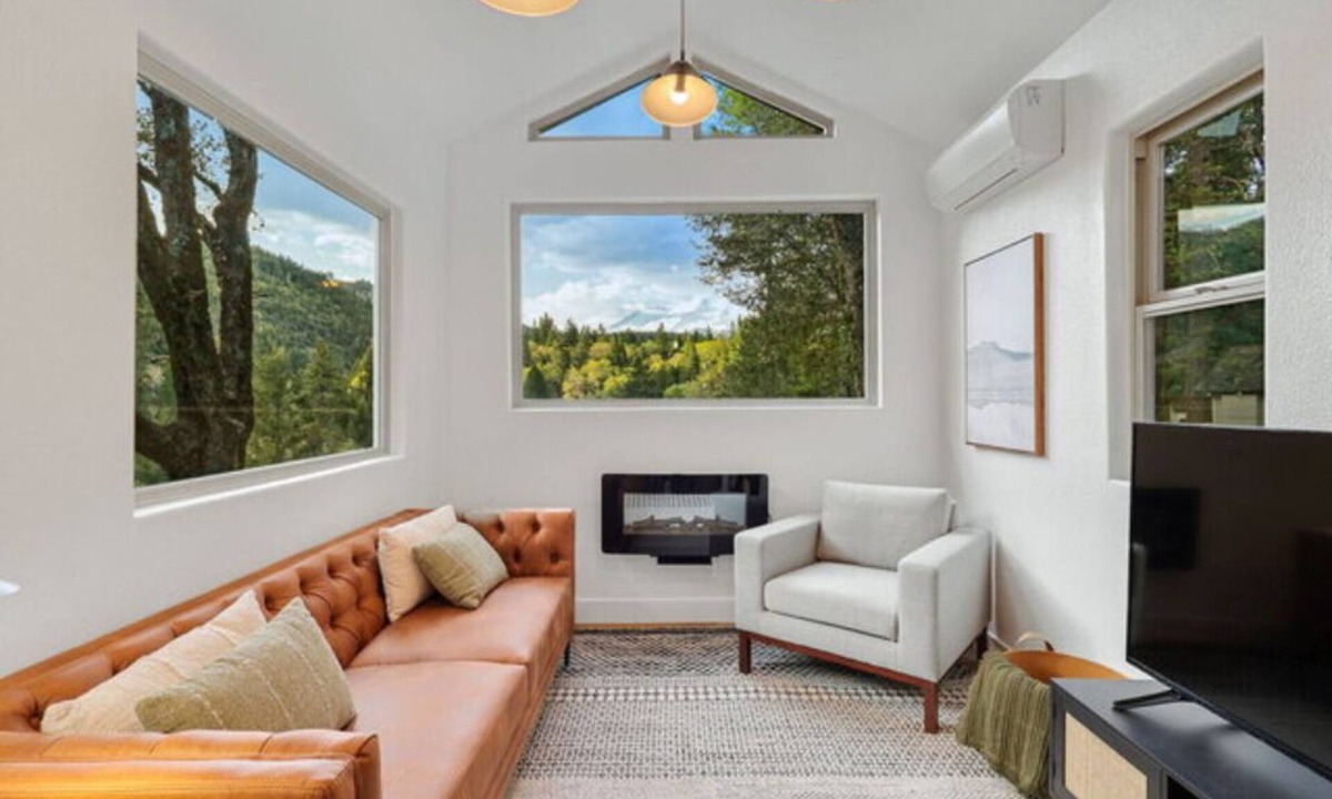 Dunsmuir Cabin | Lookout Cabin (Hot Tub)