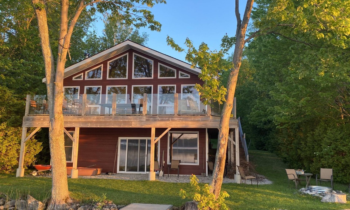Miller Lake Cottage | Loon Lodge: Waterfront Cottage on Miller Lake – Bruce Peninsula Paradise