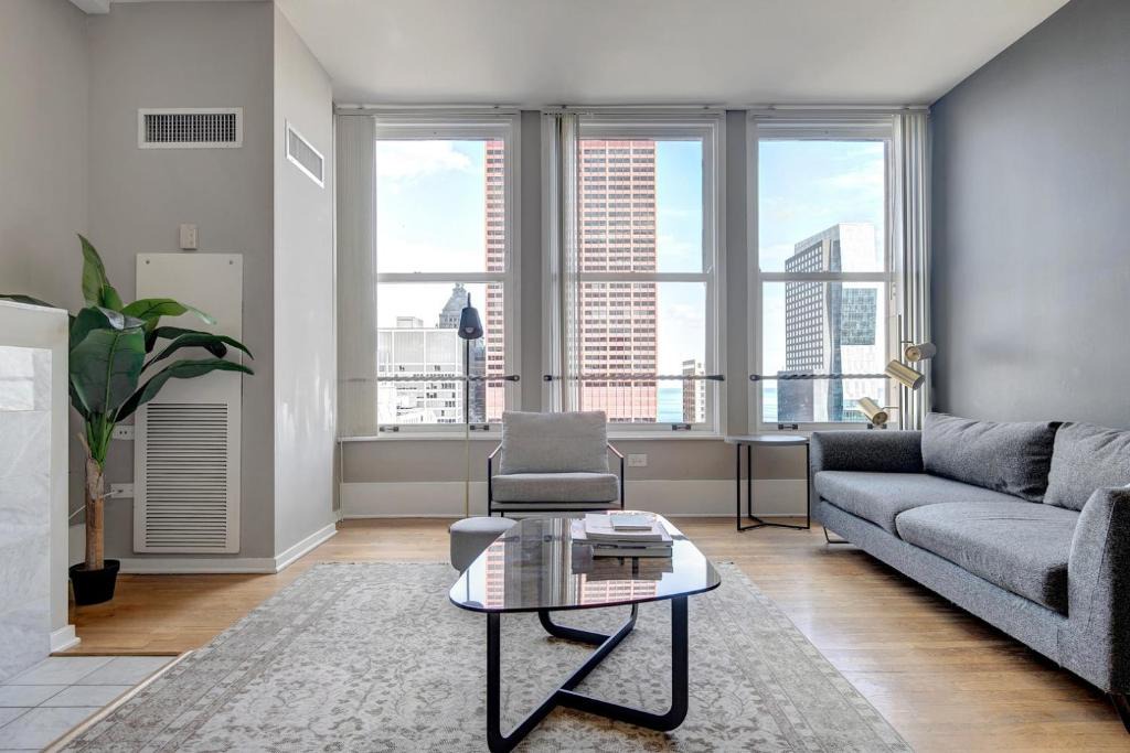 The Loop Apartment | Loop 2BR w Gym Doorman nr L Parks CHI-319