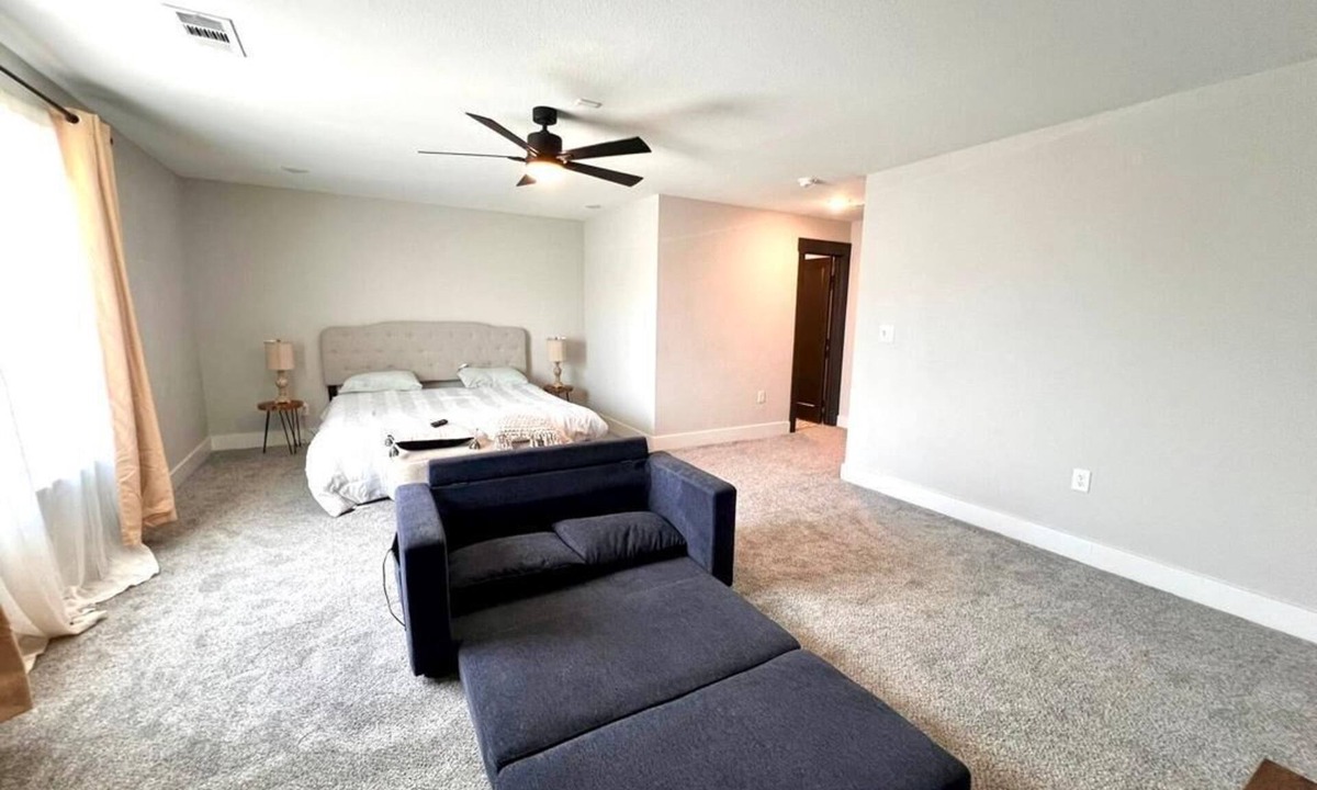 Princeton House | Loop, New Luxurious Large 3BR, Sleeps 9 + Parking