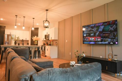 Princeton Apartment | Loop, New Luxurious Large 3BR House, Sleeps 11 with Free Parking