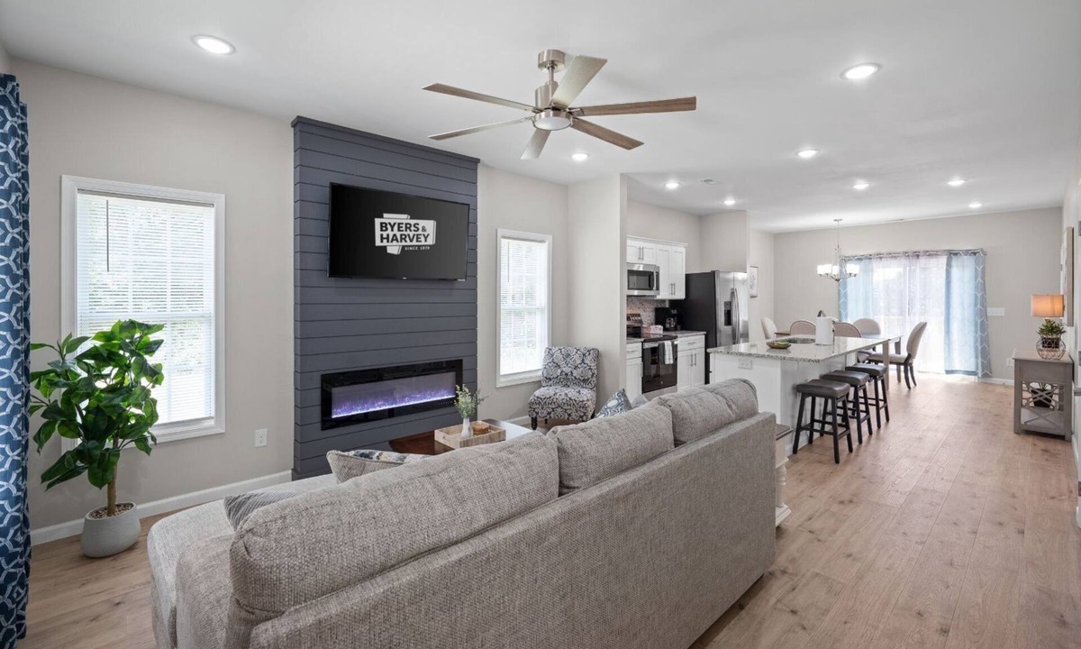 Clarksville Cottage | Lopez Lounge 1018 Main St