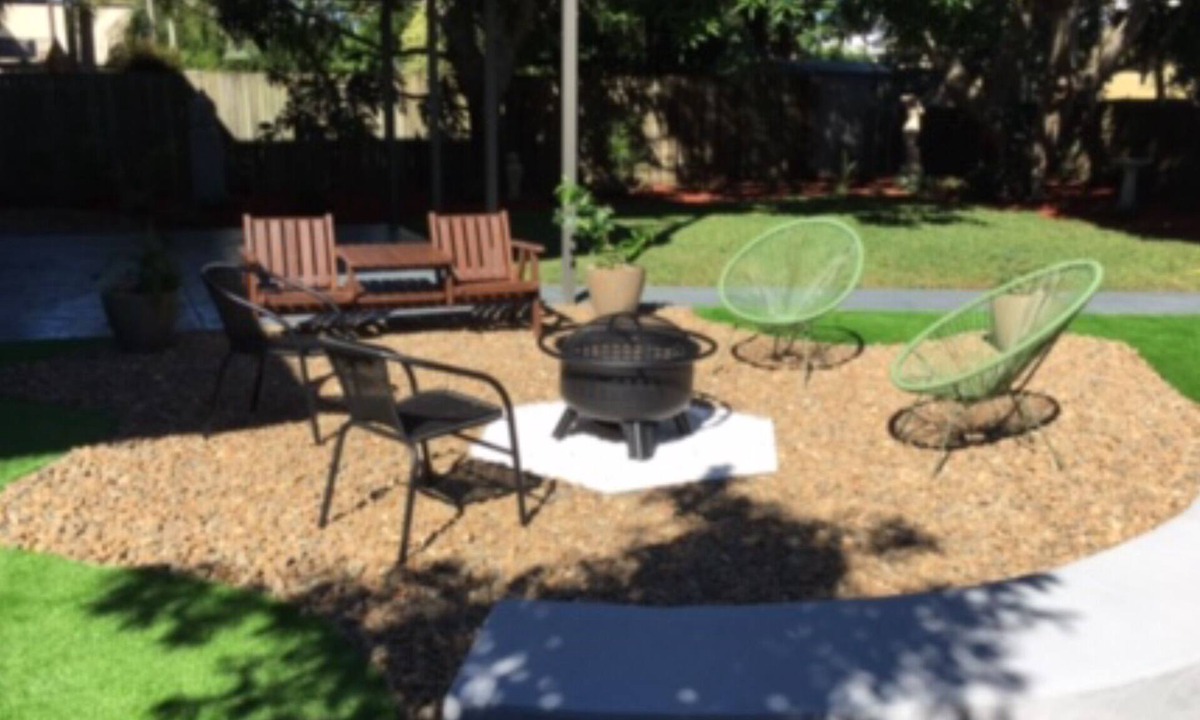 Bellara House | Lorikeets on Boronia