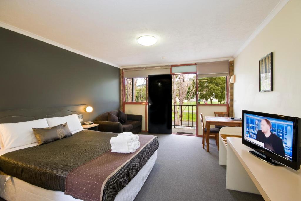 Lorne Hotel | Lorne Coachman Inn