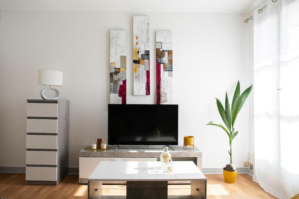 Mantes-la-Jolie Apartment | Lorraine