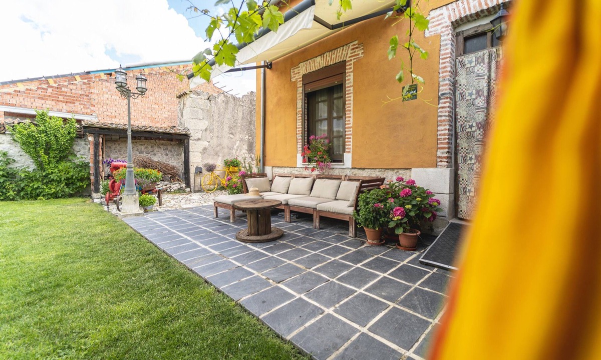 Santibanez de Valcorba House | Los Aperos – Vacation Home for 10, Ciudad Real, Private Garden