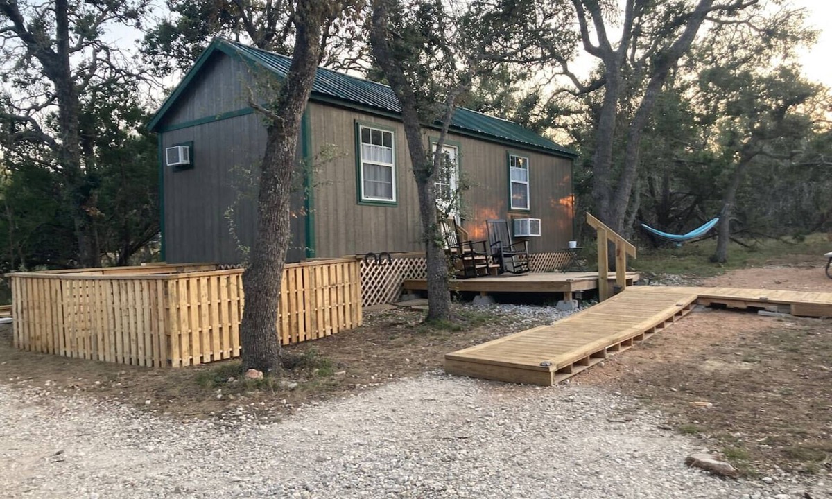 Fredericksburg Cottage | Lost Cabins #2 Case`s Cabin