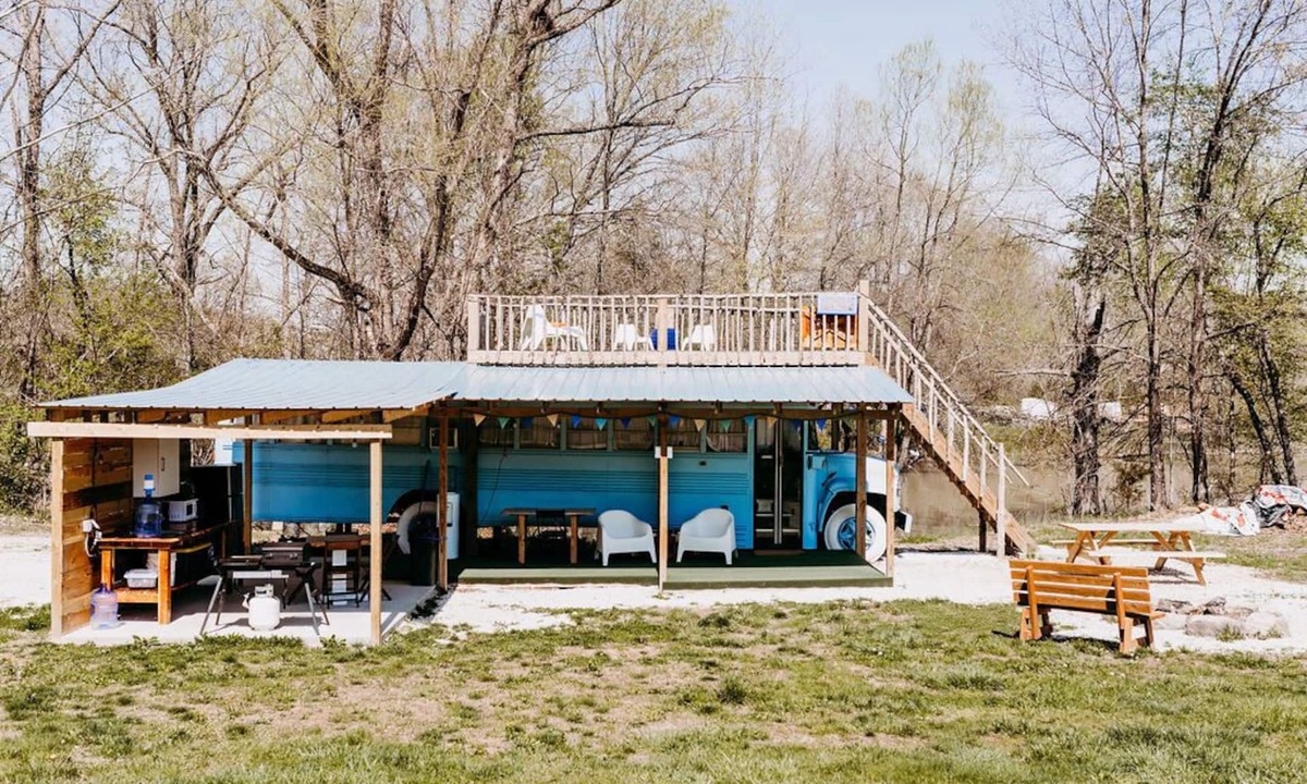 St. Clair RV Rental | Lost Hill Lake Blue Sky Bus