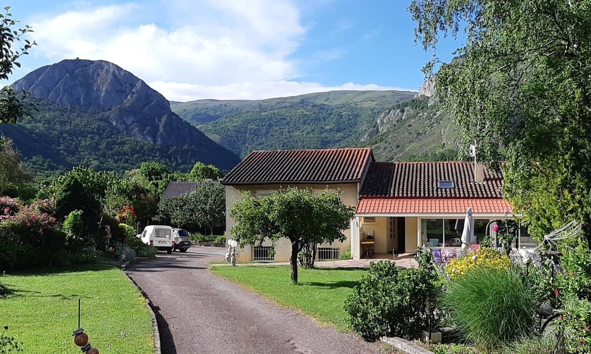 Tarascon-sur-Ariege House | Lotus cottage single storey house