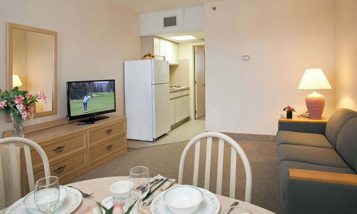 Wildwood Crest Hotel | Lotus Inn - Deluxe Poolside Efficiency Suite