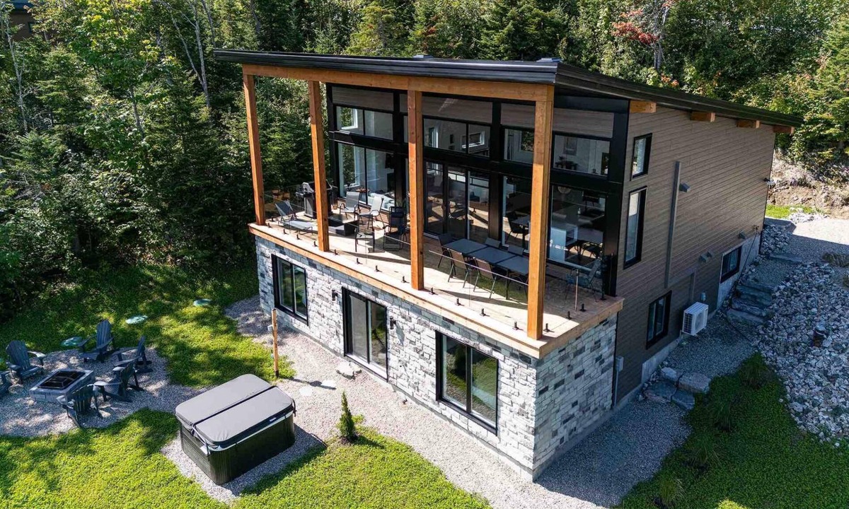 Les Eboulements House | Louis Cyr 70: River Views, Hot Tub & Billiards