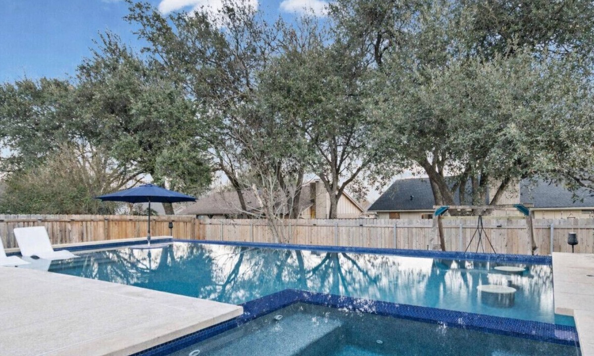 Mesa Park House | Lounge Poolside & Grill Stylish Space for Groups, Games/Foosball Mins to Domain