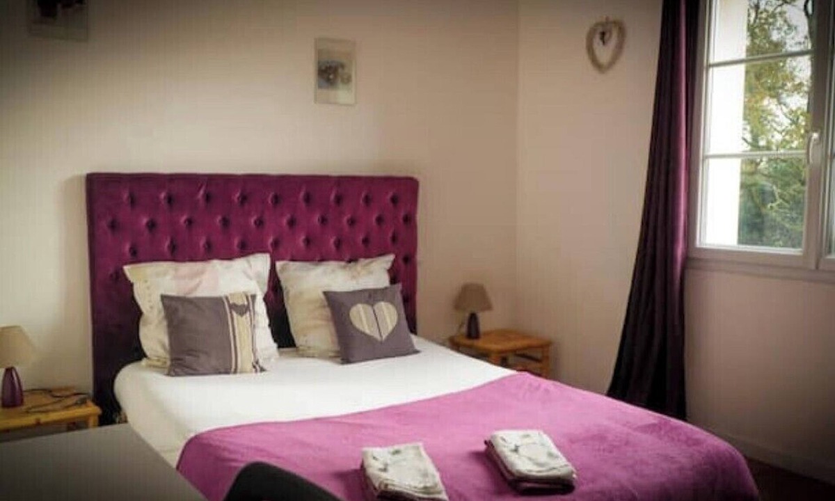 Corcoue-sur-Logne House | Love" guest room
