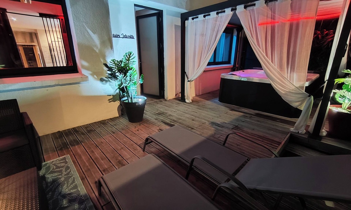 Mons Villa | Love House, Une Bouteille de Champagne Offerte