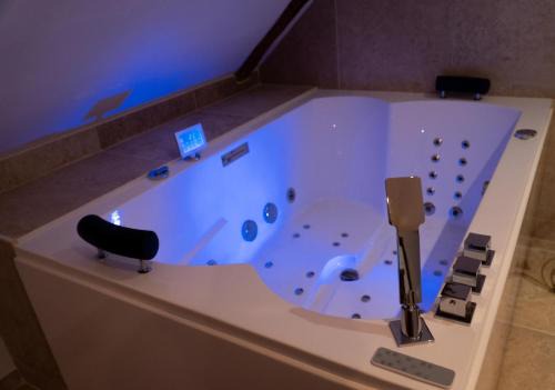 Saint-Cyr-sur-Loire House | Love Room Evasion Jacuzzi Sauna Hamamm