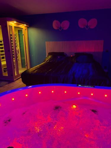 Warluis Apartment | Love room, Le 827