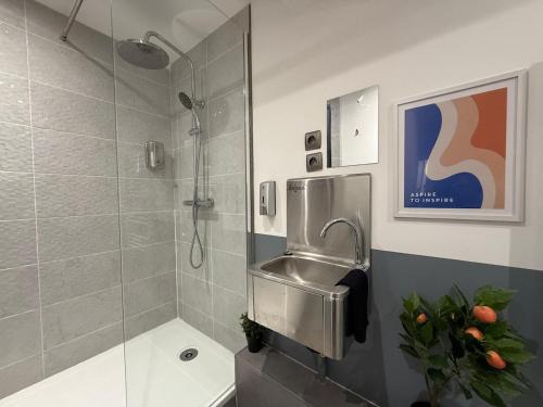Souppes-sur-Loing Apartment | Love Room Prison & Balnéo La Suite Interdite