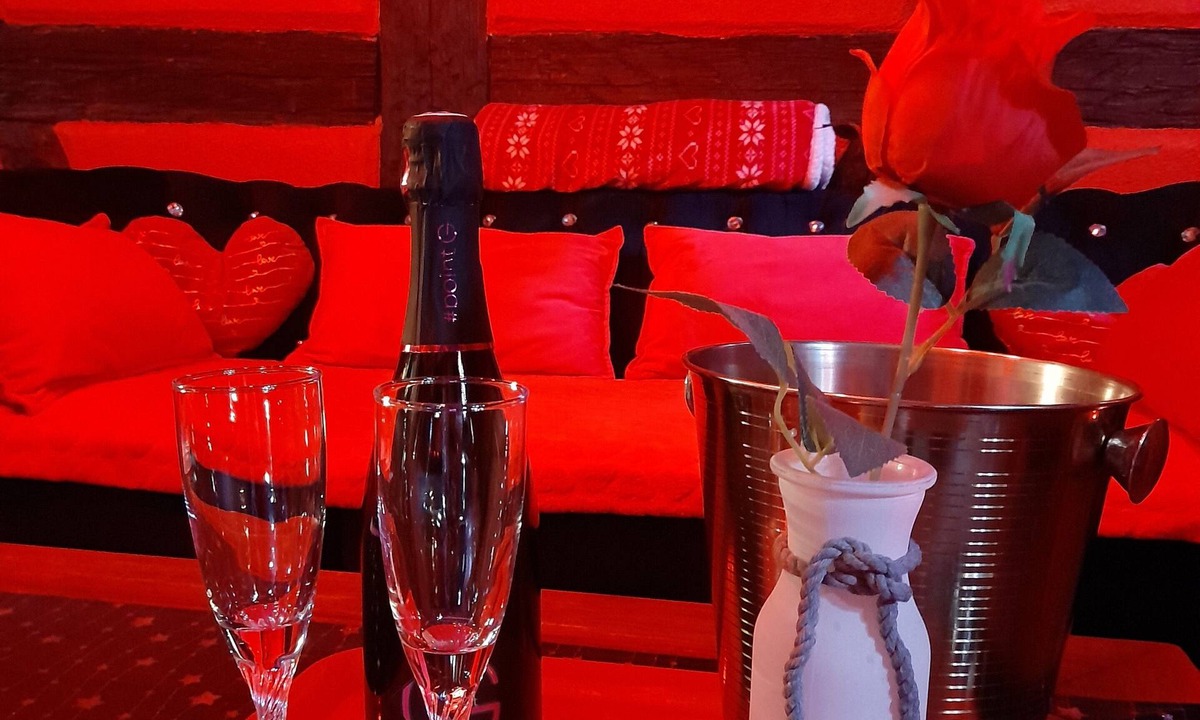 Barr Apartment | LOVE ROOM Red and black