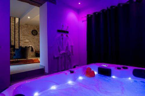 Chateau-Landon House | Love Room Une Pause à Deux - Jacuzzi - Chambre Secrète